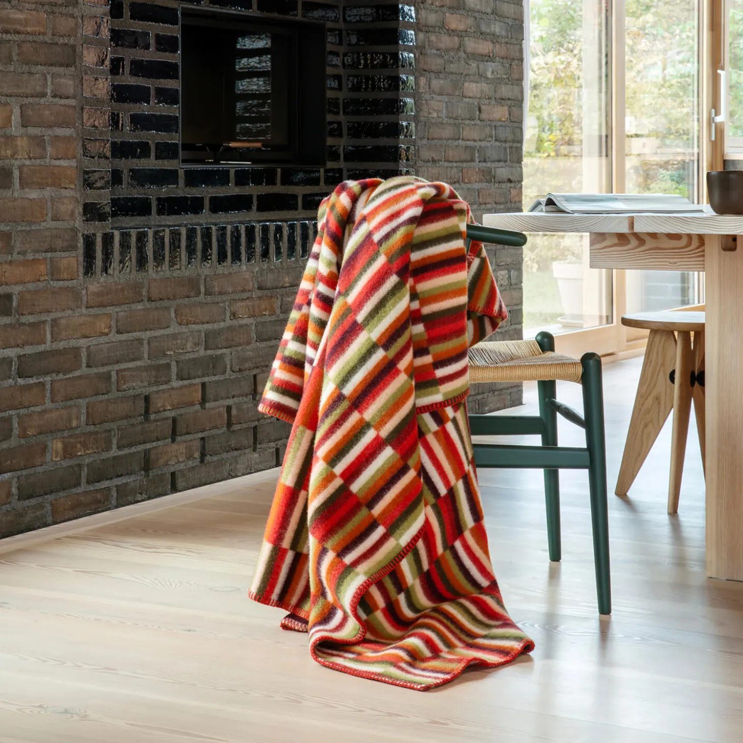 IDA Throw, red shades